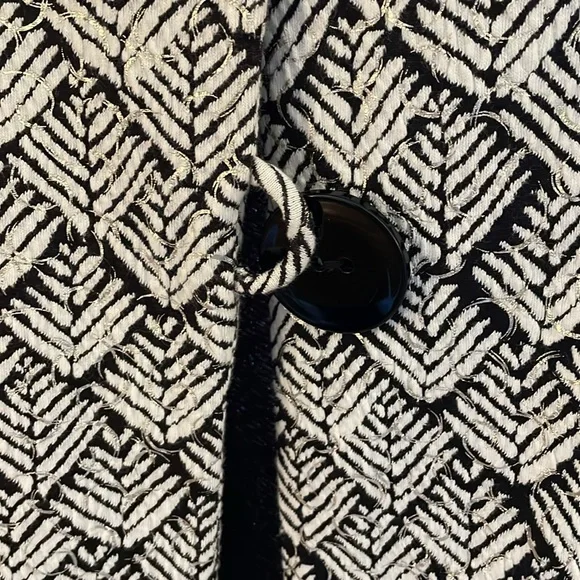Adorable, black and white jacket with gold details, from JM Collection, 2X. - Picture 3 of 9